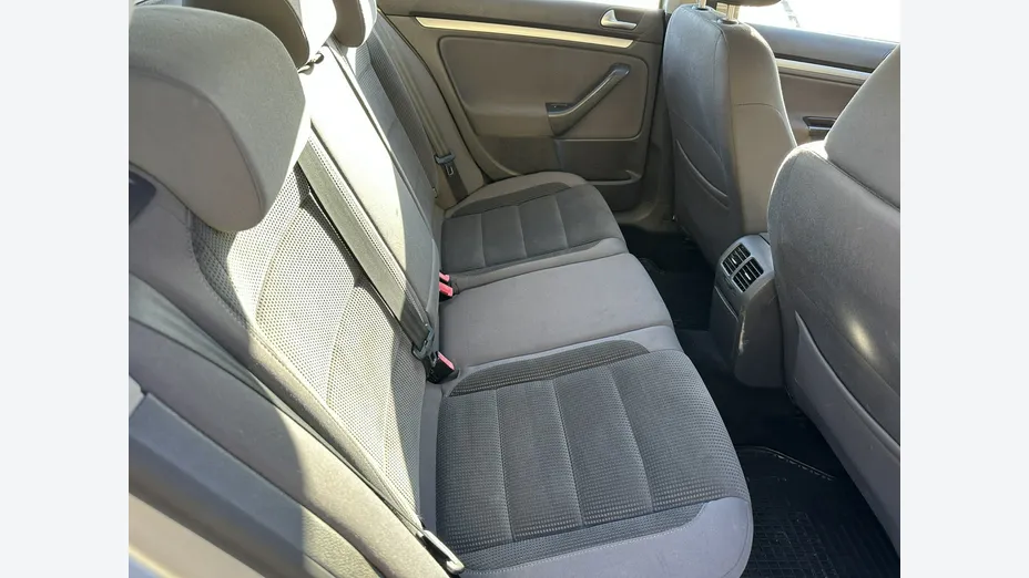 VOLKSWAGEN Golf -