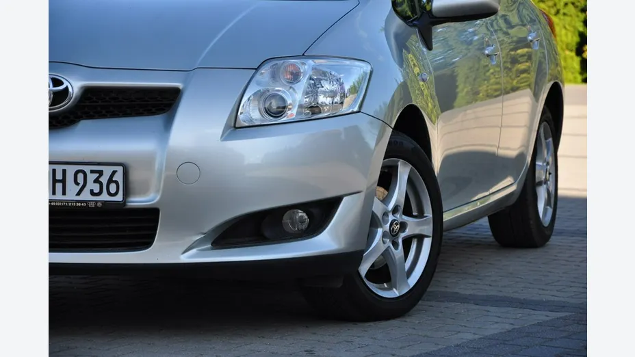 TOYOTA Auris -