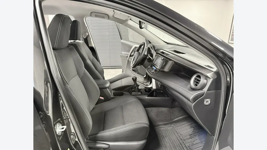 TOYOTA RAV4 -