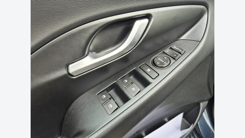 HYUNDAI i30 -