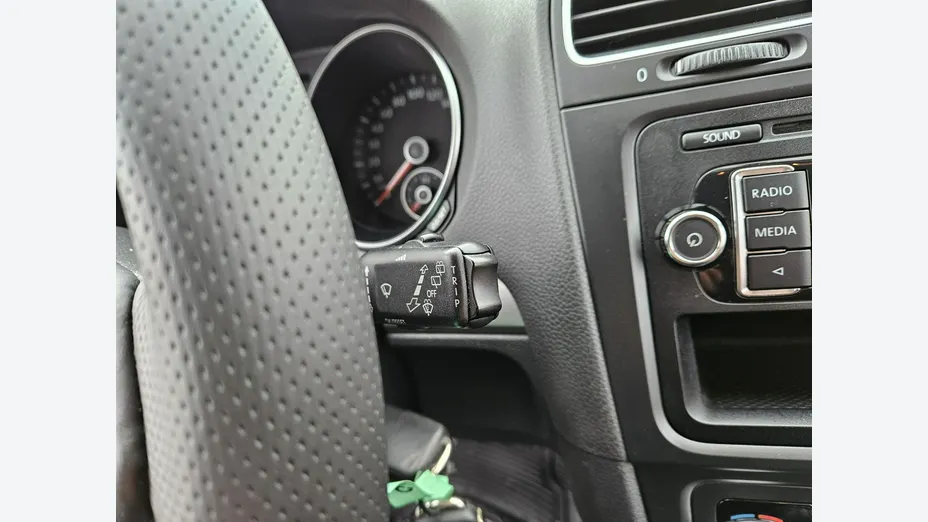 VOLKSWAGEN Golf -