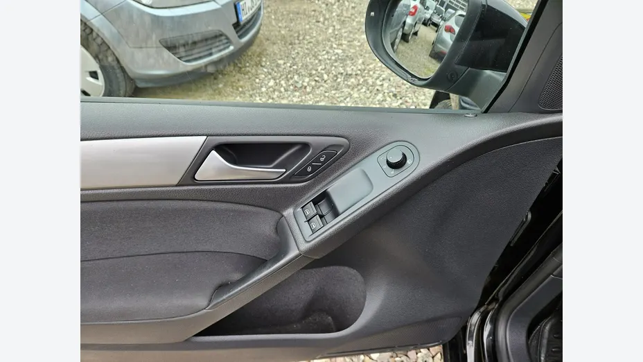 VOLKSWAGEN Golf -