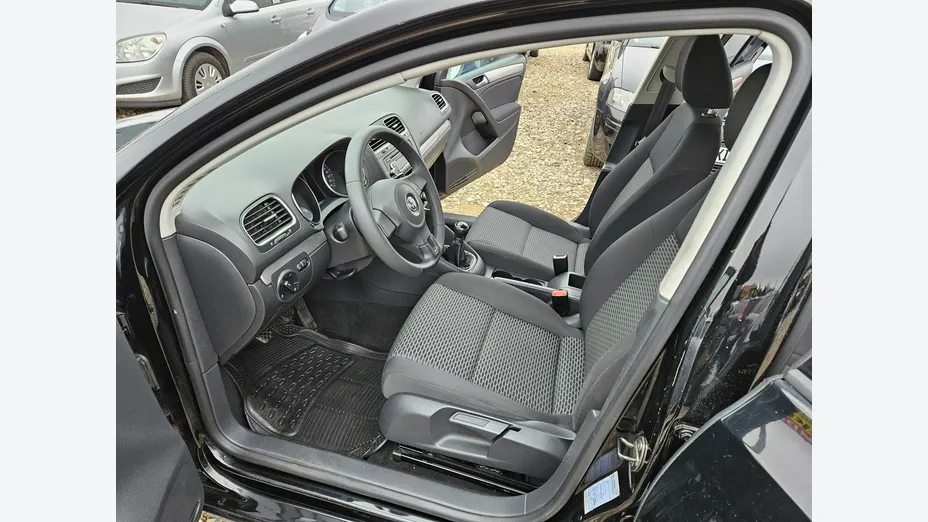 VOLKSWAGEN Golf -