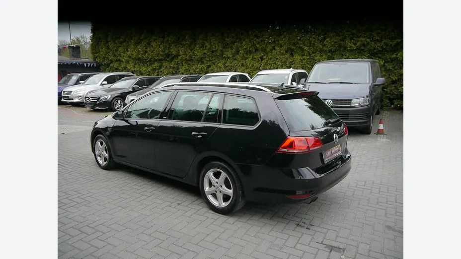 VOLKSWAGEN Golf -