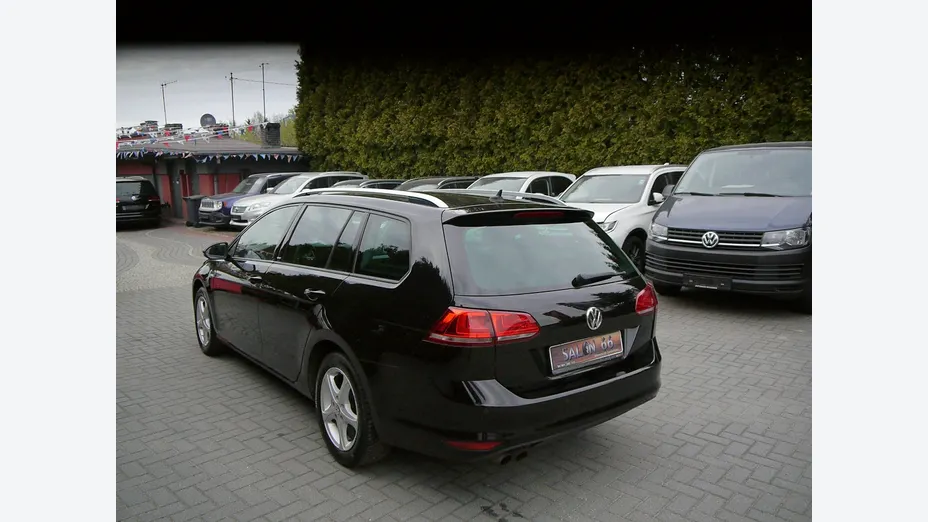 VOLKSWAGEN Golf -