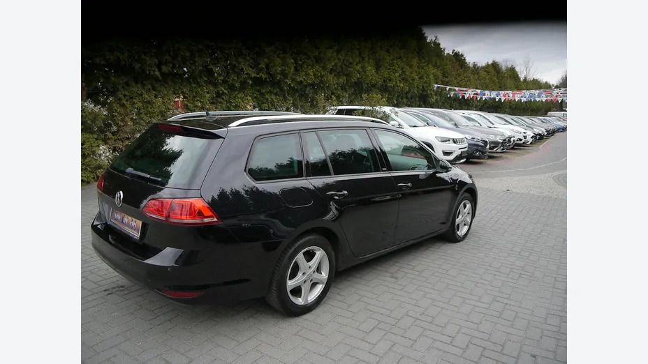 VOLKSWAGEN Golf -