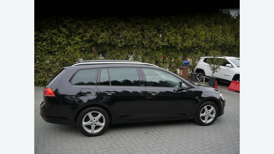 VOLKSWAGEN Golf -