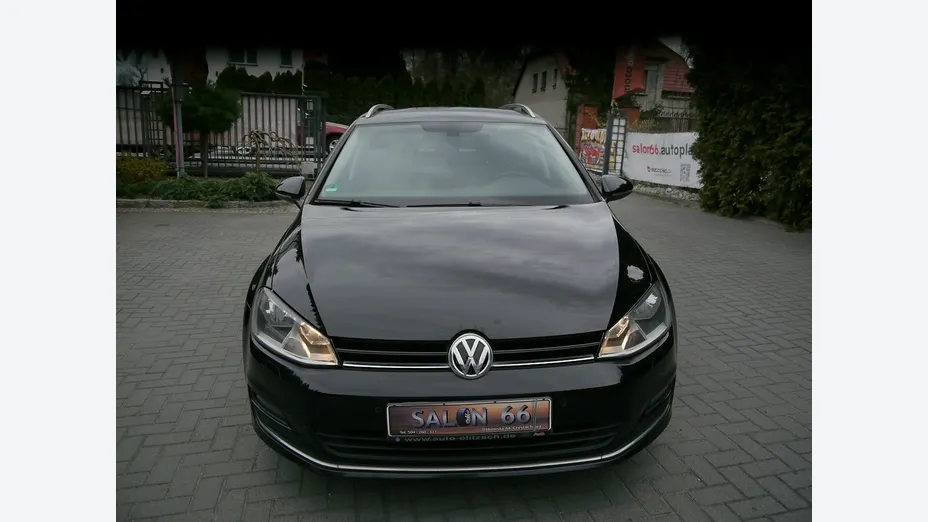 VOLKSWAGEN Golf -