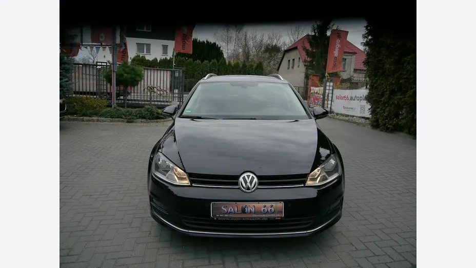 VOLKSWAGEN Golf -