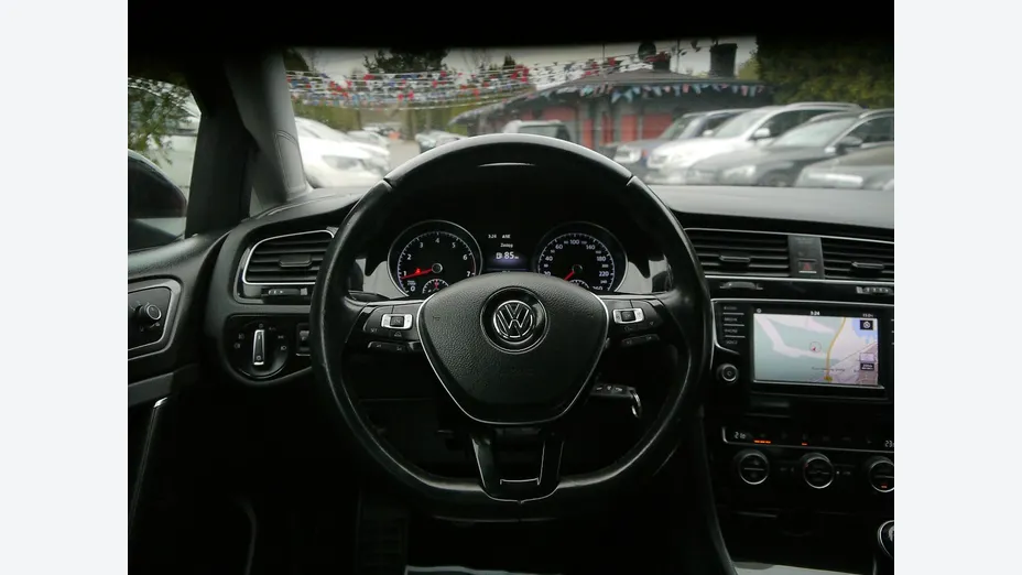 VOLKSWAGEN Golf -