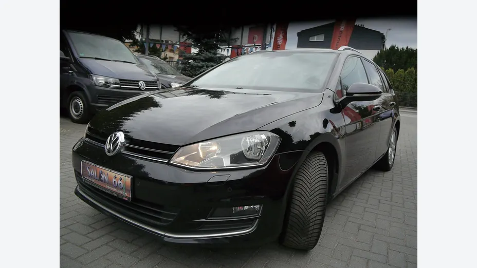 VOLKSWAGEN Golf -