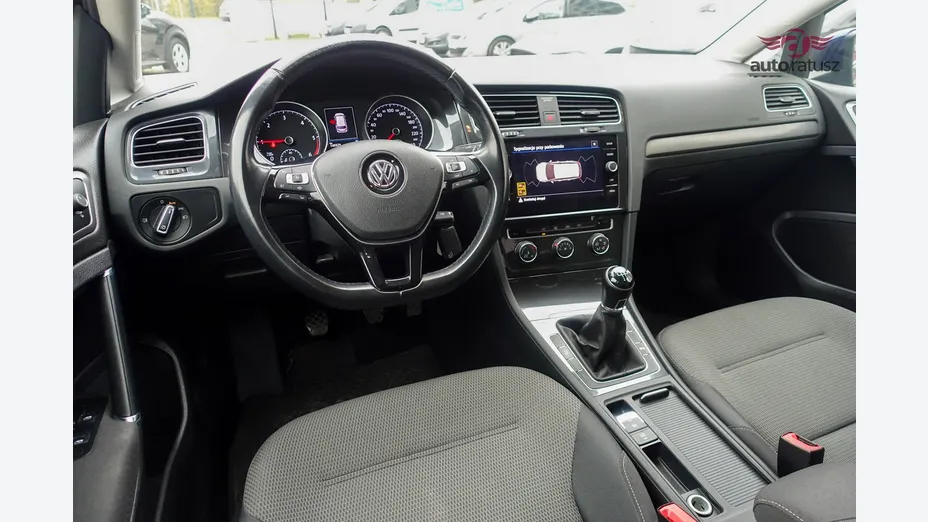 VOLKSWAGEN Golf -