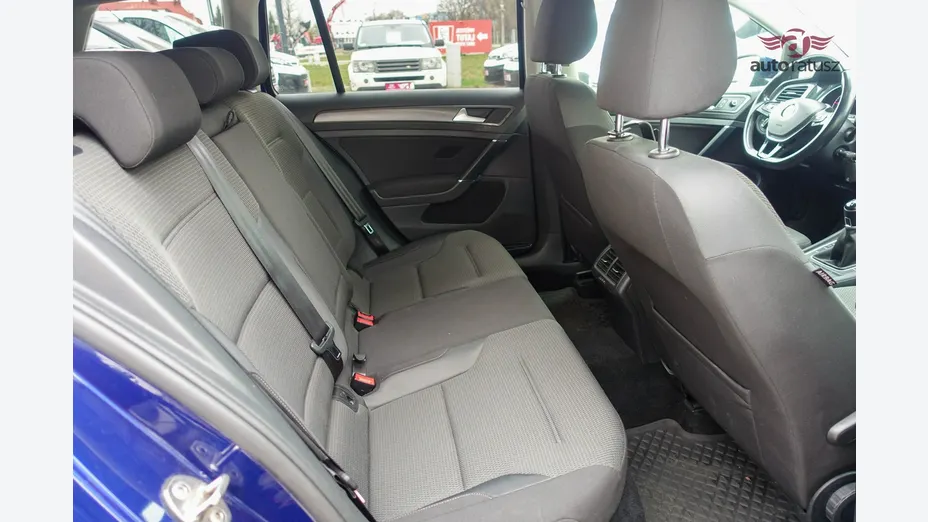 VOLKSWAGEN Golf -