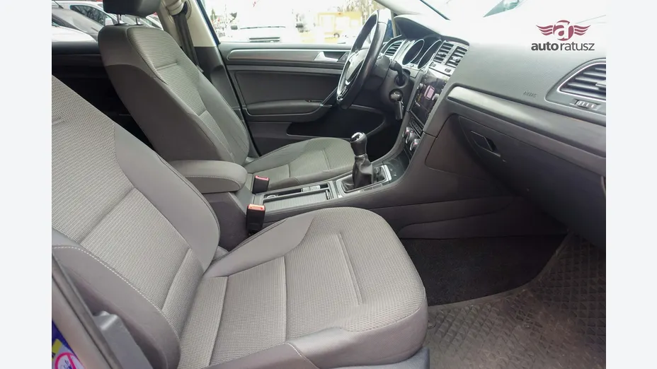 VOLKSWAGEN Golf -