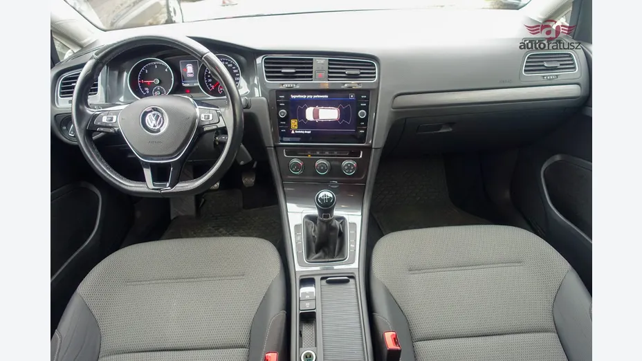 VOLKSWAGEN Golf -