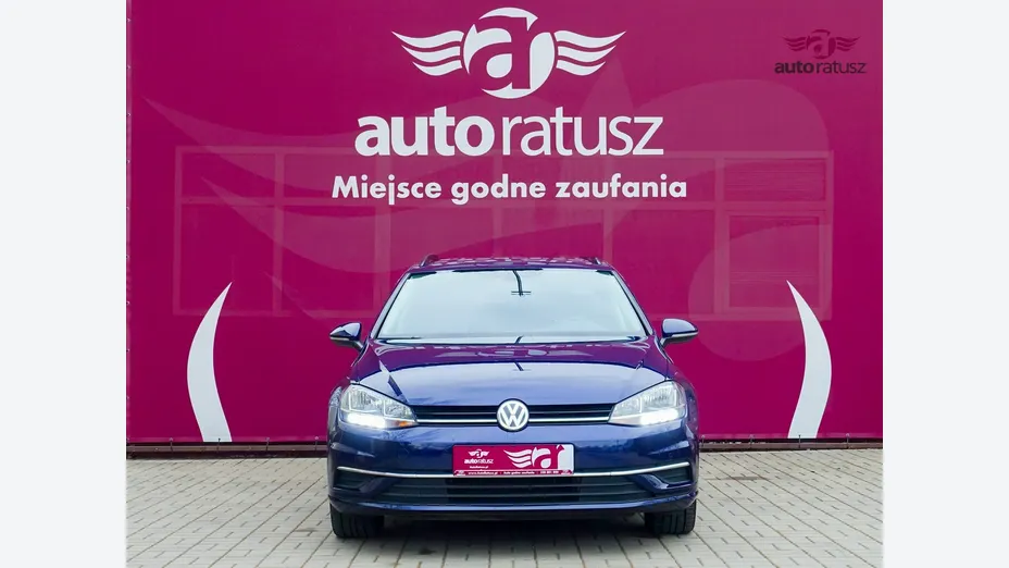 VOLKSWAGEN Golf -