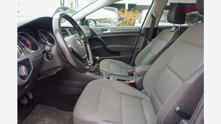 VOLKSWAGEN Golf -