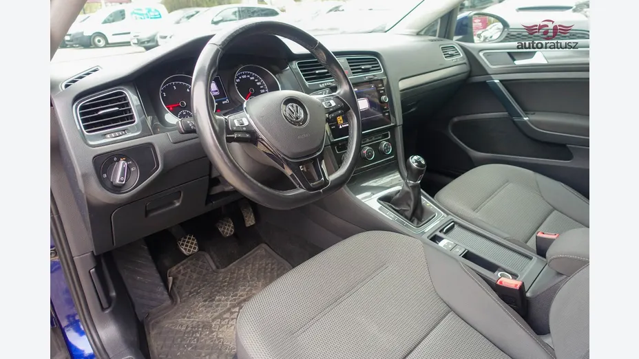 VOLKSWAGEN Golf -