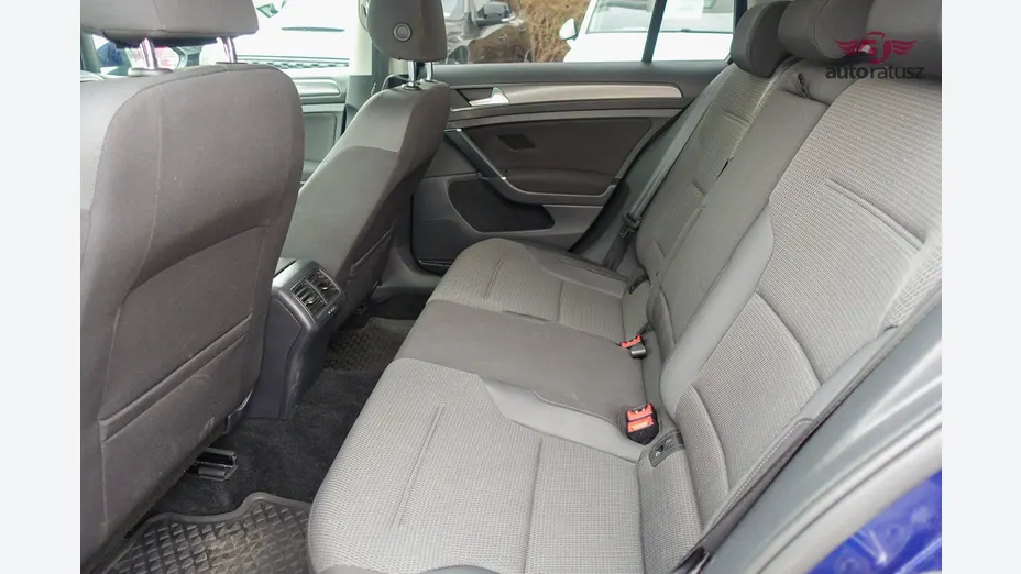 VOLKSWAGEN Golf -