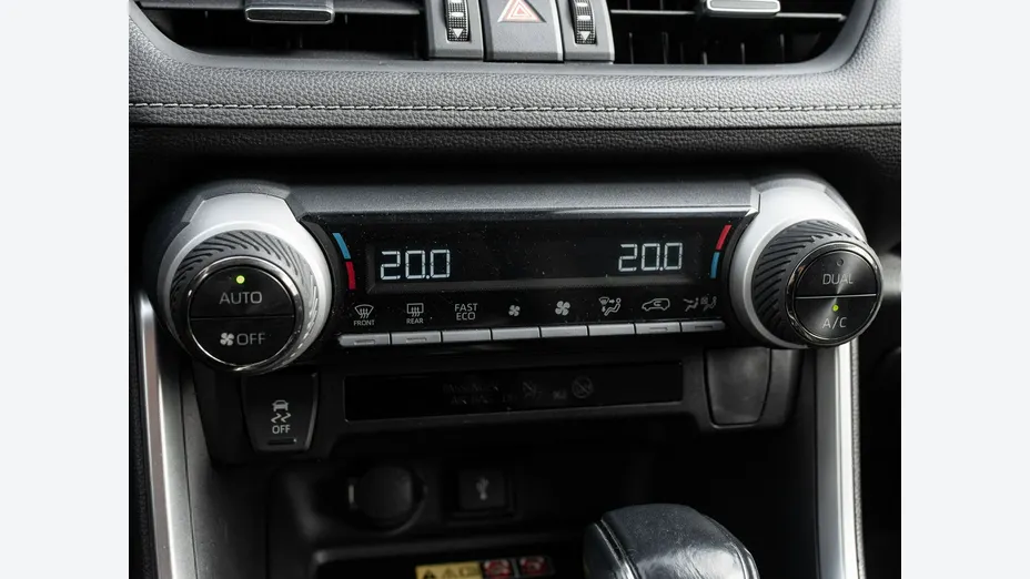 TOYOTA RAV4 -