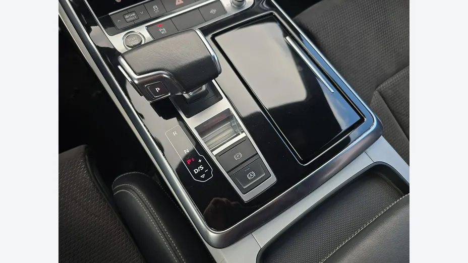 AUDI Q8 -