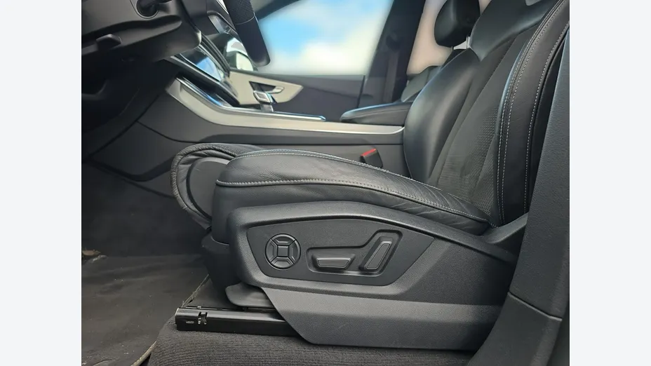 AUDI Q8 -