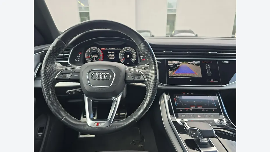AUDI Q8 -