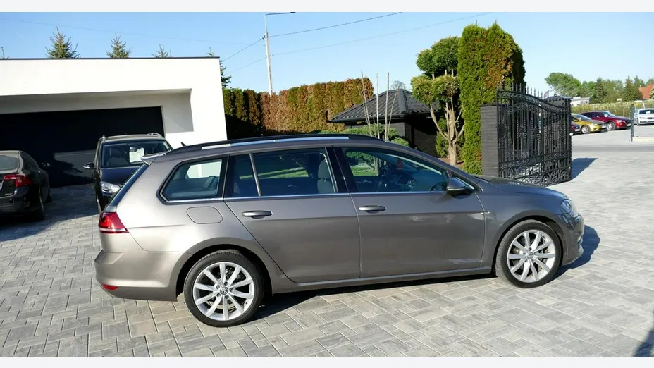 VOLKSWAGEN Golf -