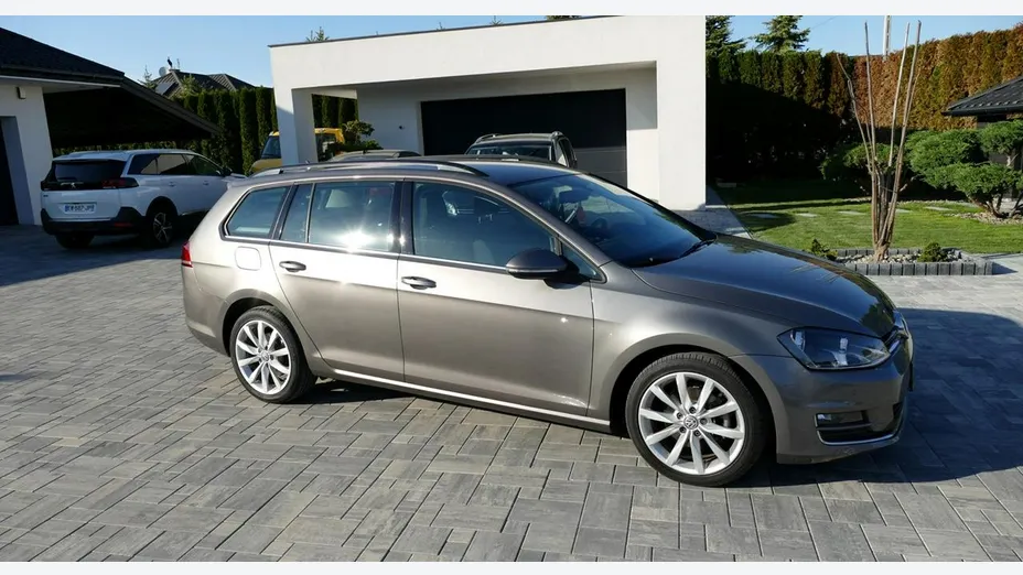 VOLKSWAGEN Golf -