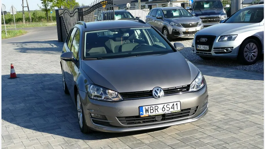 VOLKSWAGEN Golf -