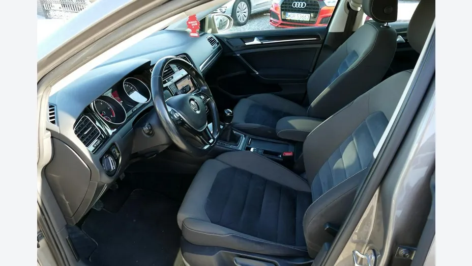 VOLKSWAGEN Golf -