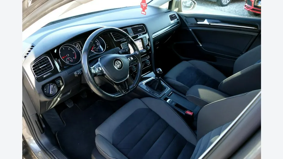 VOLKSWAGEN Golf -