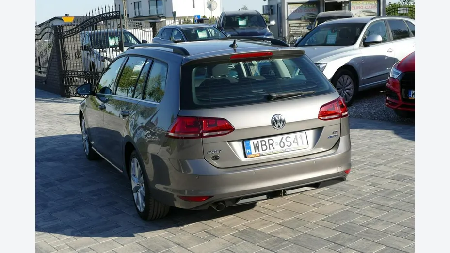 VOLKSWAGEN Golf -
