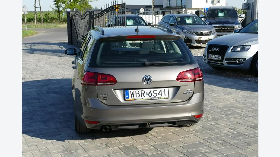 VOLKSWAGEN Golf -