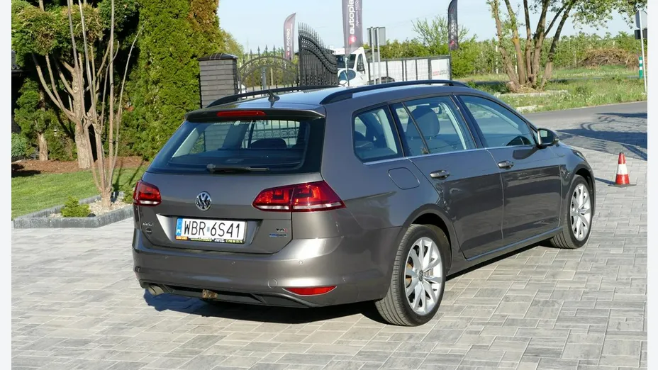 VOLKSWAGEN Golf -