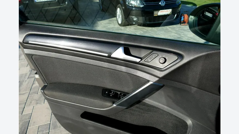VOLKSWAGEN Golf -
