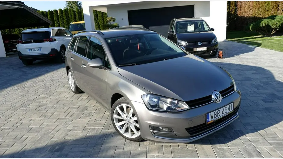 VOLKSWAGEN Golf -