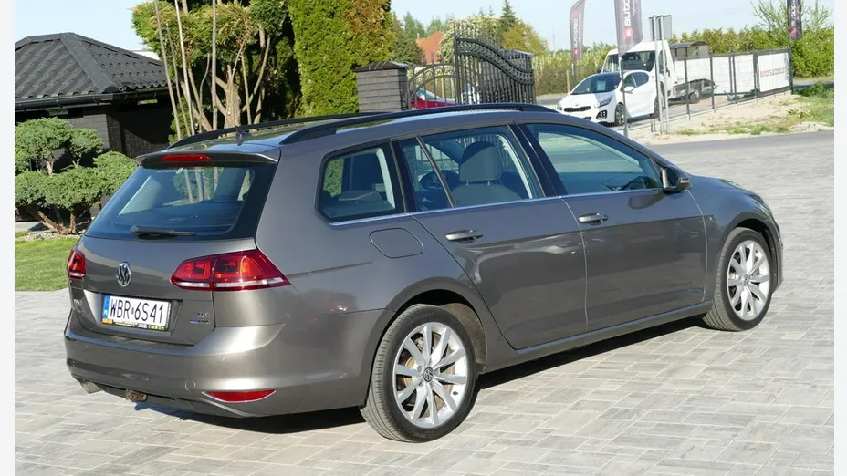 VOLKSWAGEN Golf -