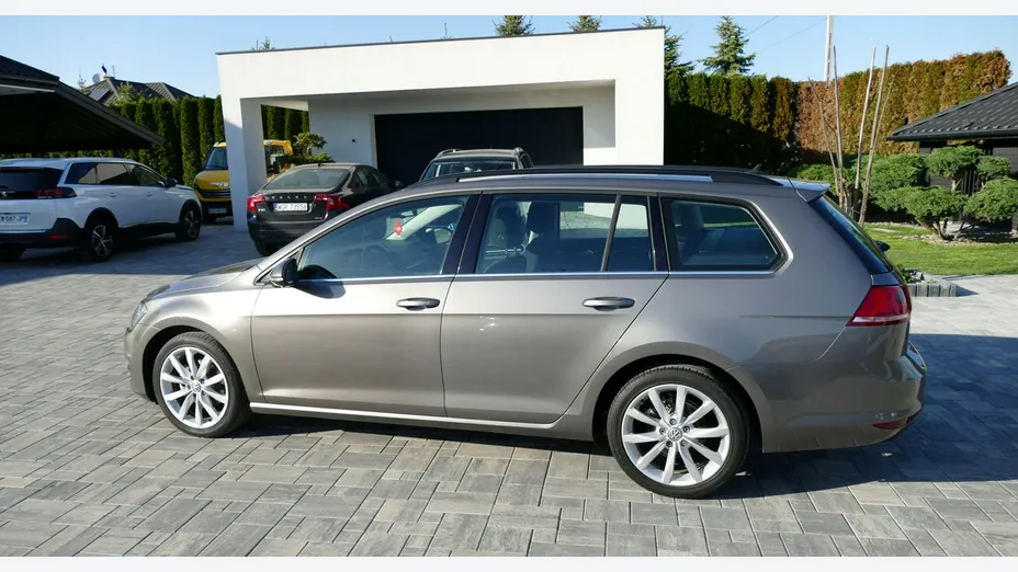 VOLKSWAGEN Golf -