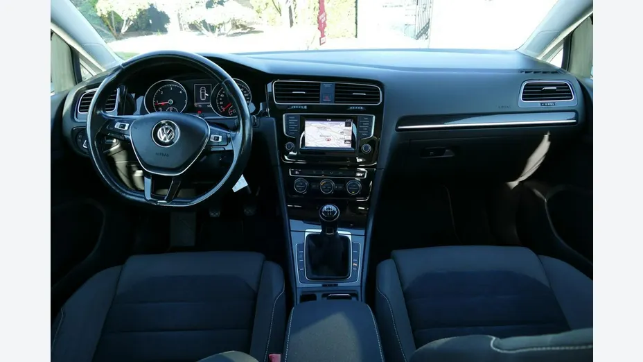 VOLKSWAGEN Golf -
