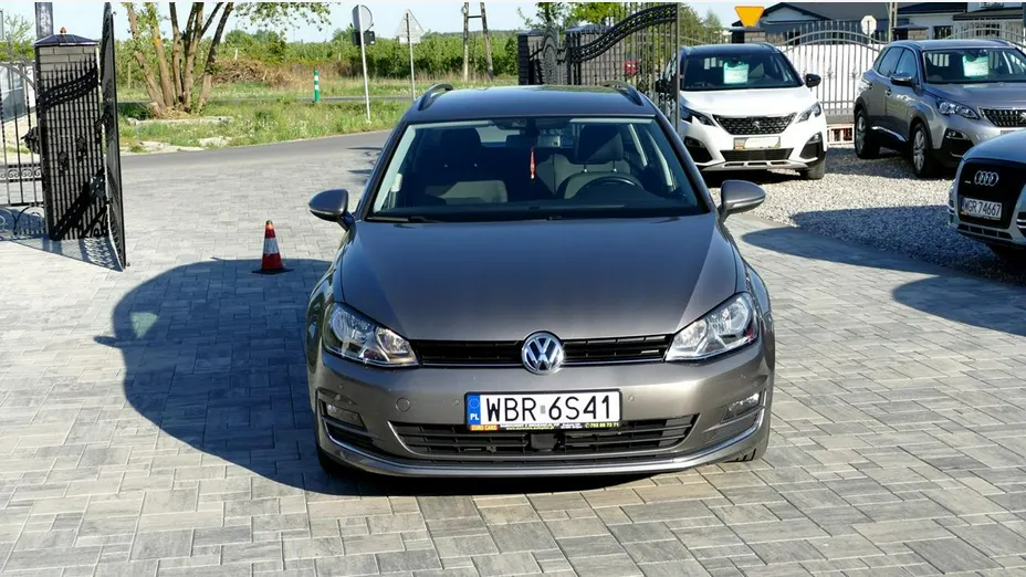 VOLKSWAGEN Golf -