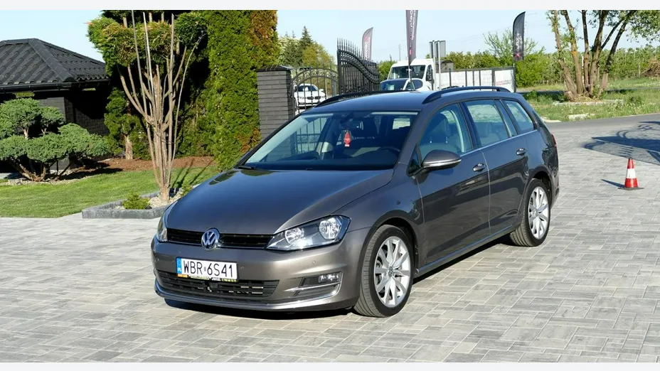 VOLKSWAGEN Golf -
