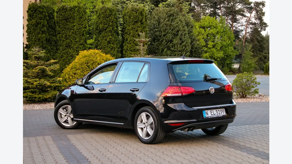 VOLKSWAGEN Golf -