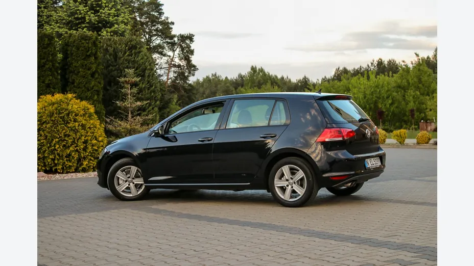 VOLKSWAGEN Golf -