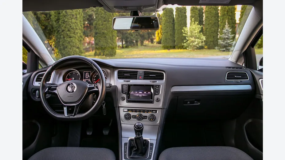 VOLKSWAGEN Golf -