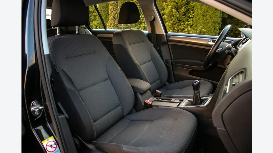 VOLKSWAGEN Golf -