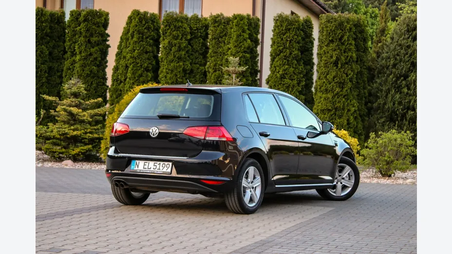 VOLKSWAGEN Golf -