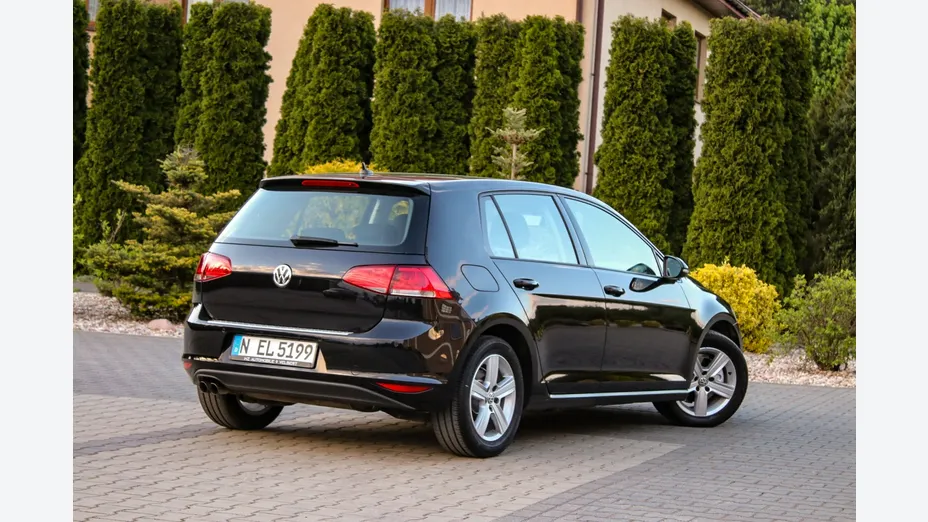 VOLKSWAGEN Golf -