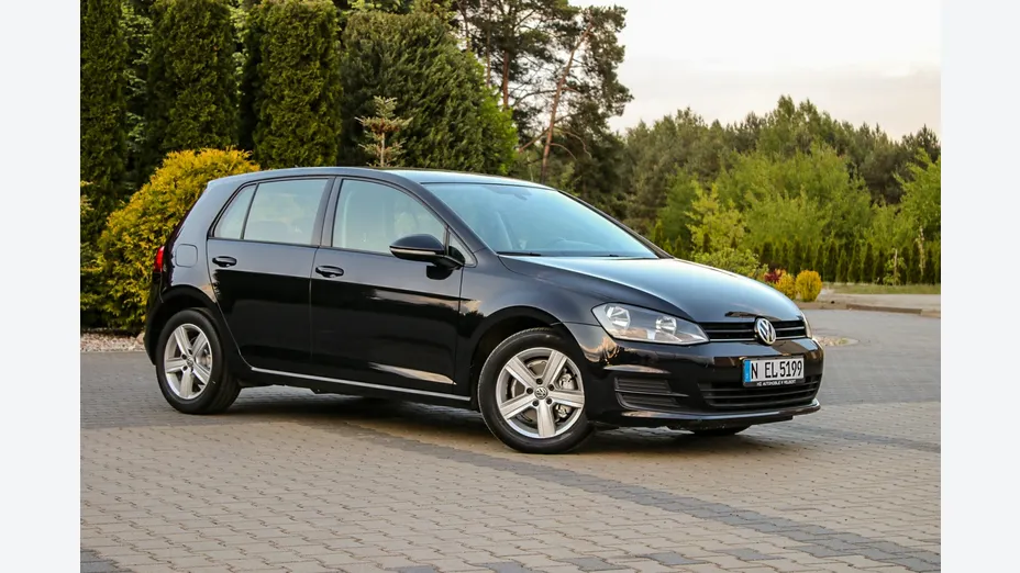 VOLKSWAGEN Golf -