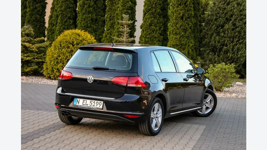 VOLKSWAGEN Golf -